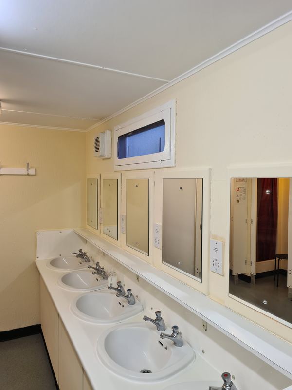 Railway Inn Country Cottages and Caravan Park