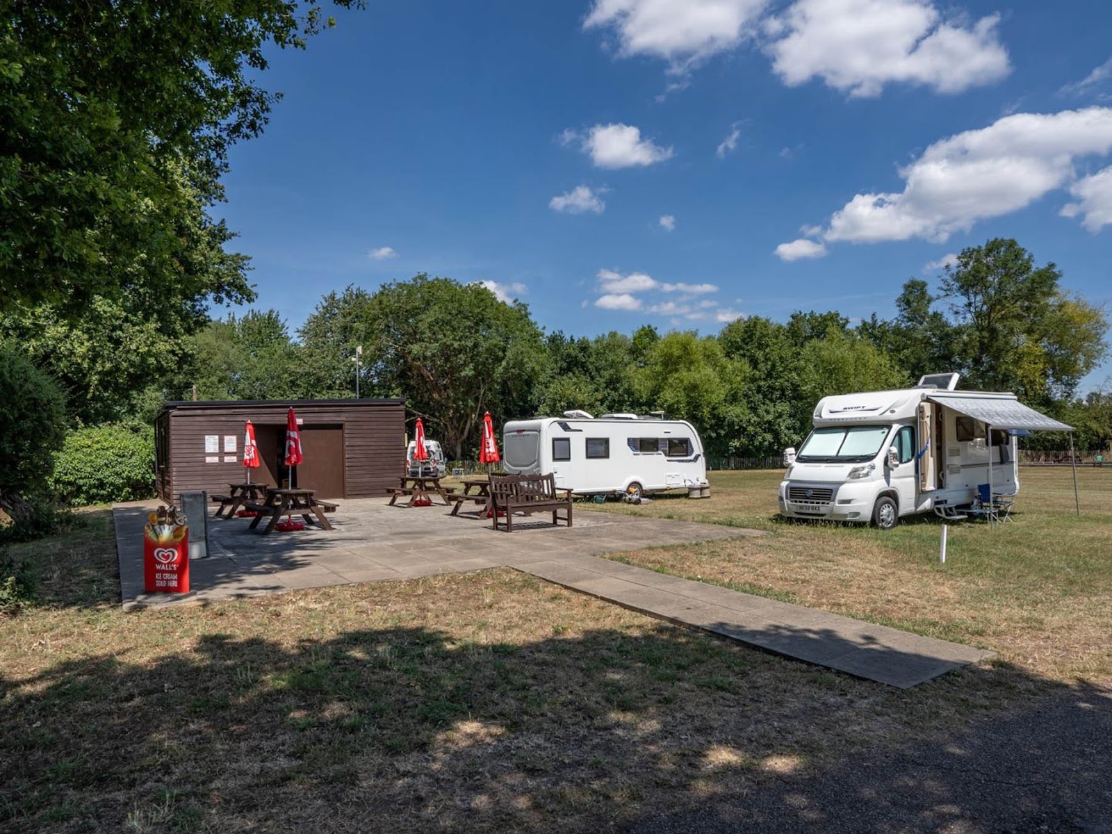 Walton on Thames Camping and Caravanning Club Site