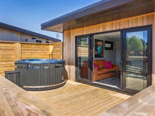 Holmewood Lakes - Dove Lodge