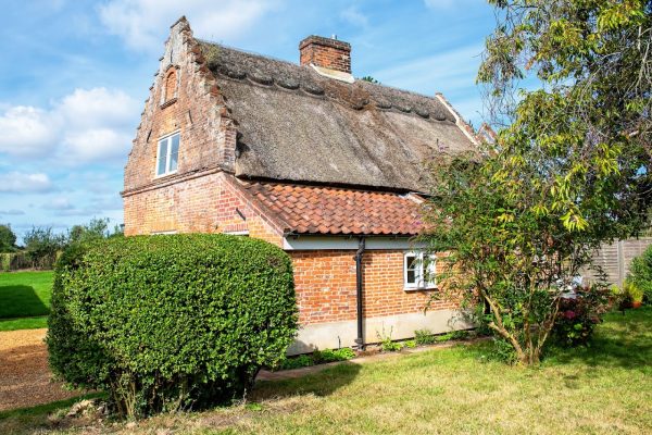 Low Key Luxury Properties - Hardy’s Cottage