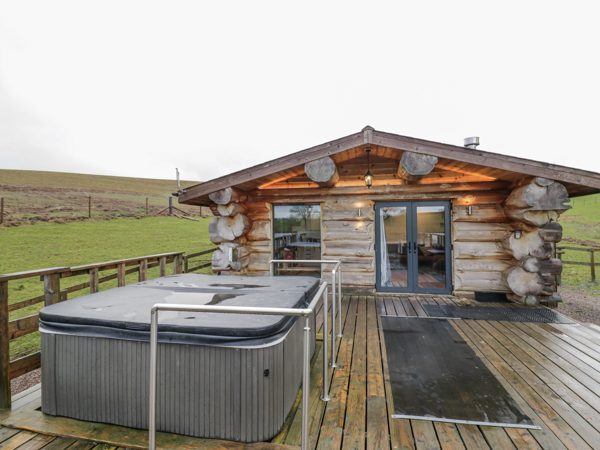 Douglas Cabin at Salford Court Farm Fishing Cabins
