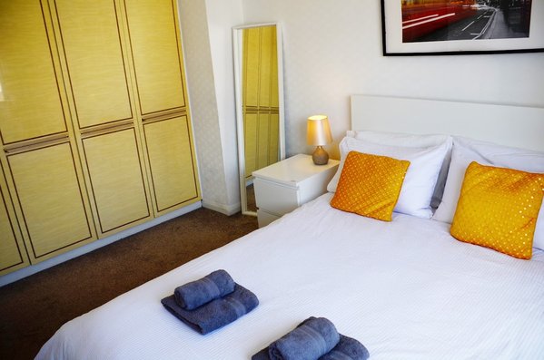 33SM12 Dreams Unlimited Serviced Accommodations Staines
