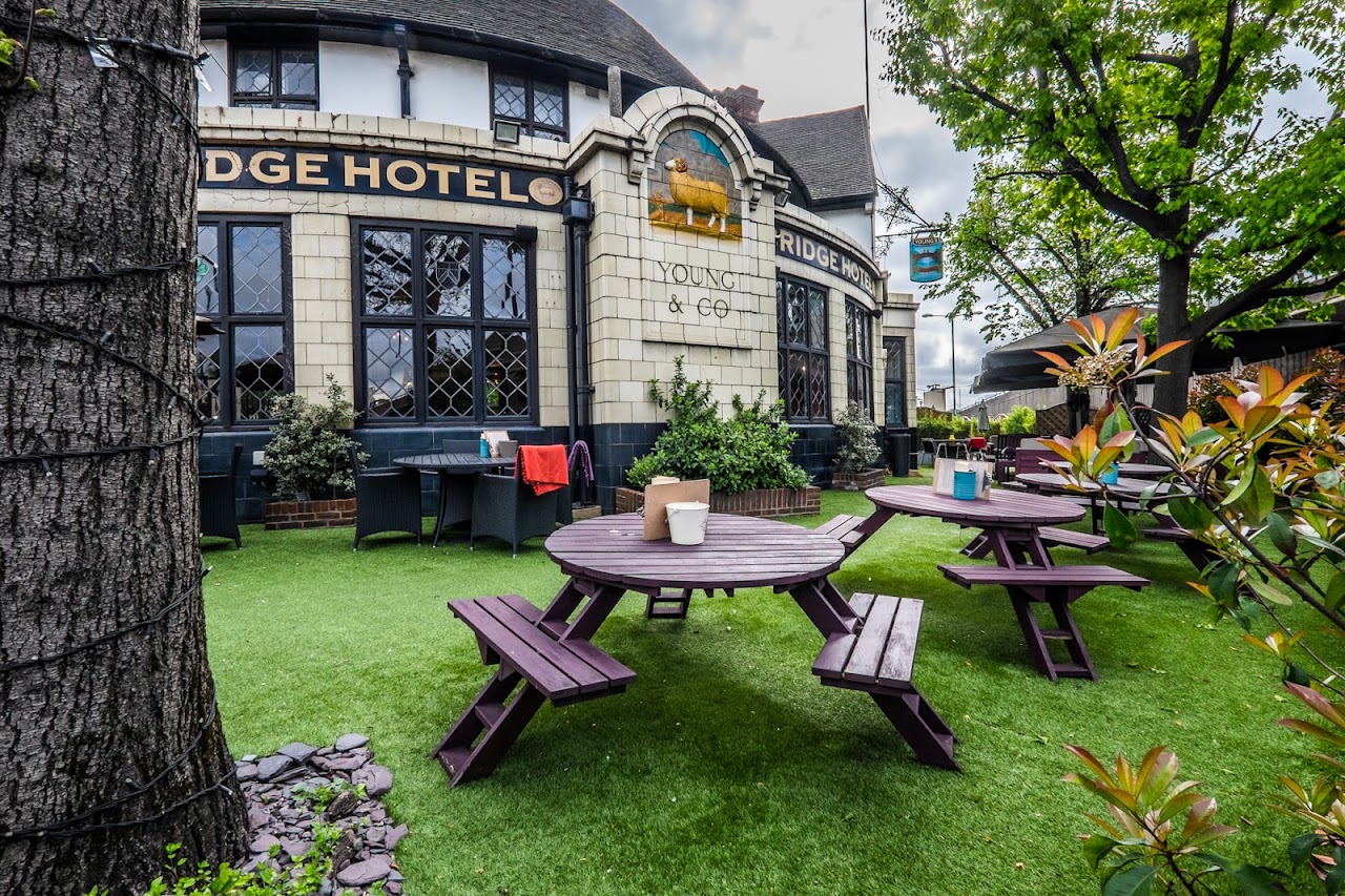 AMH Hotel - Greenford Station