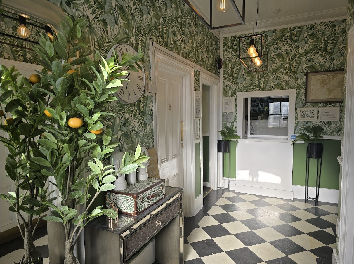Avis Hotel