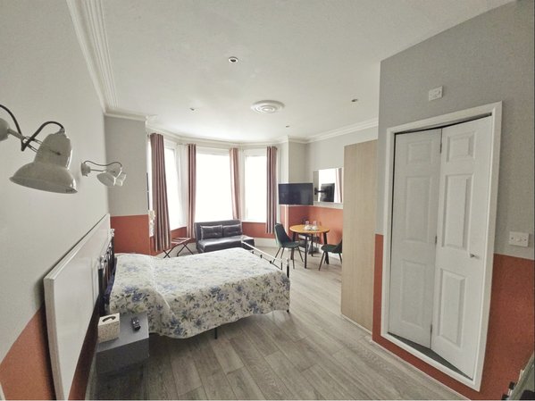 Avis Hotel