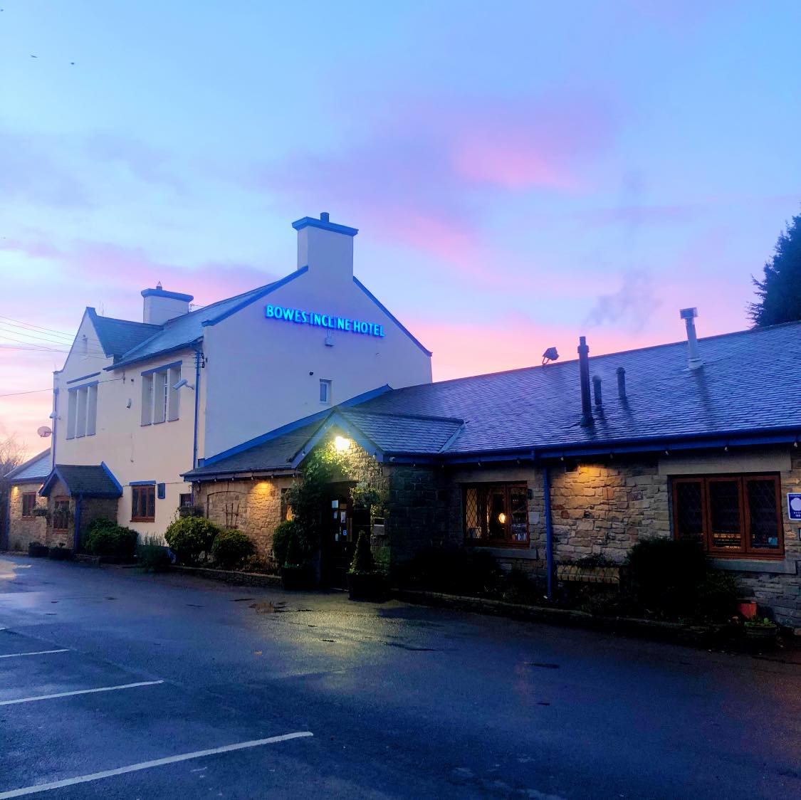Bowes Incline Hotel