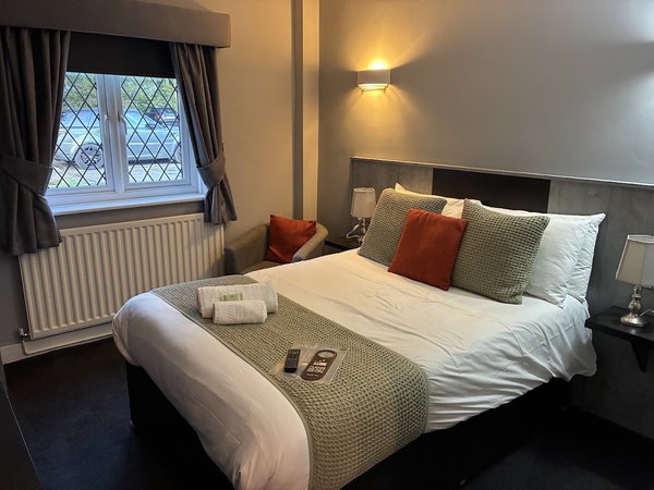 Bowes Incline Hotel