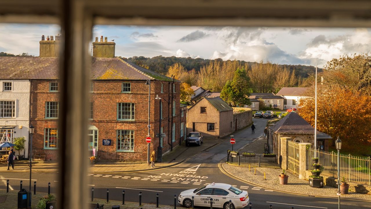 Castle Court Hotel & Pub