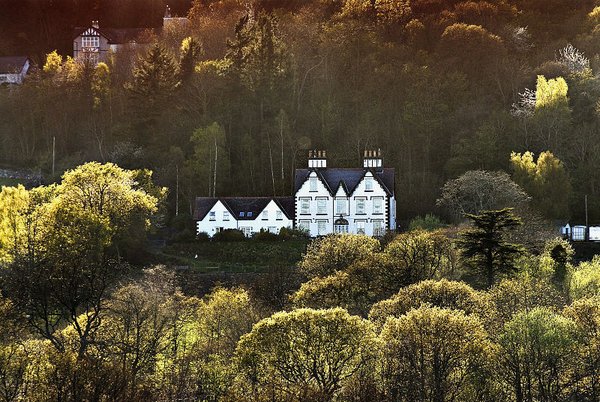 Coed Mawr Hall Bed & Breakfast