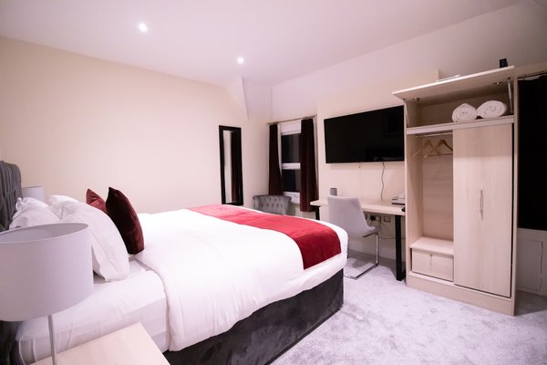 Cosy 3 Bedroom Serviced House - Redwood Stays