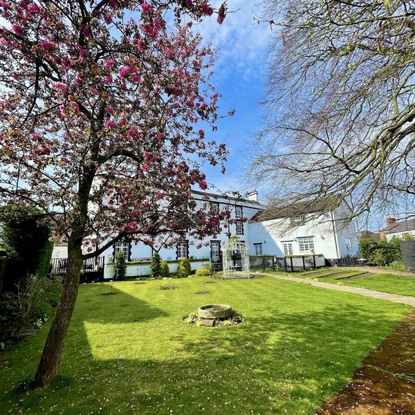 Eagle House - Award Winning B&B and Apartment