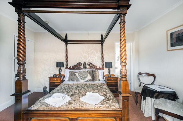 Elen's Castle Bed, Breakfast and Bar