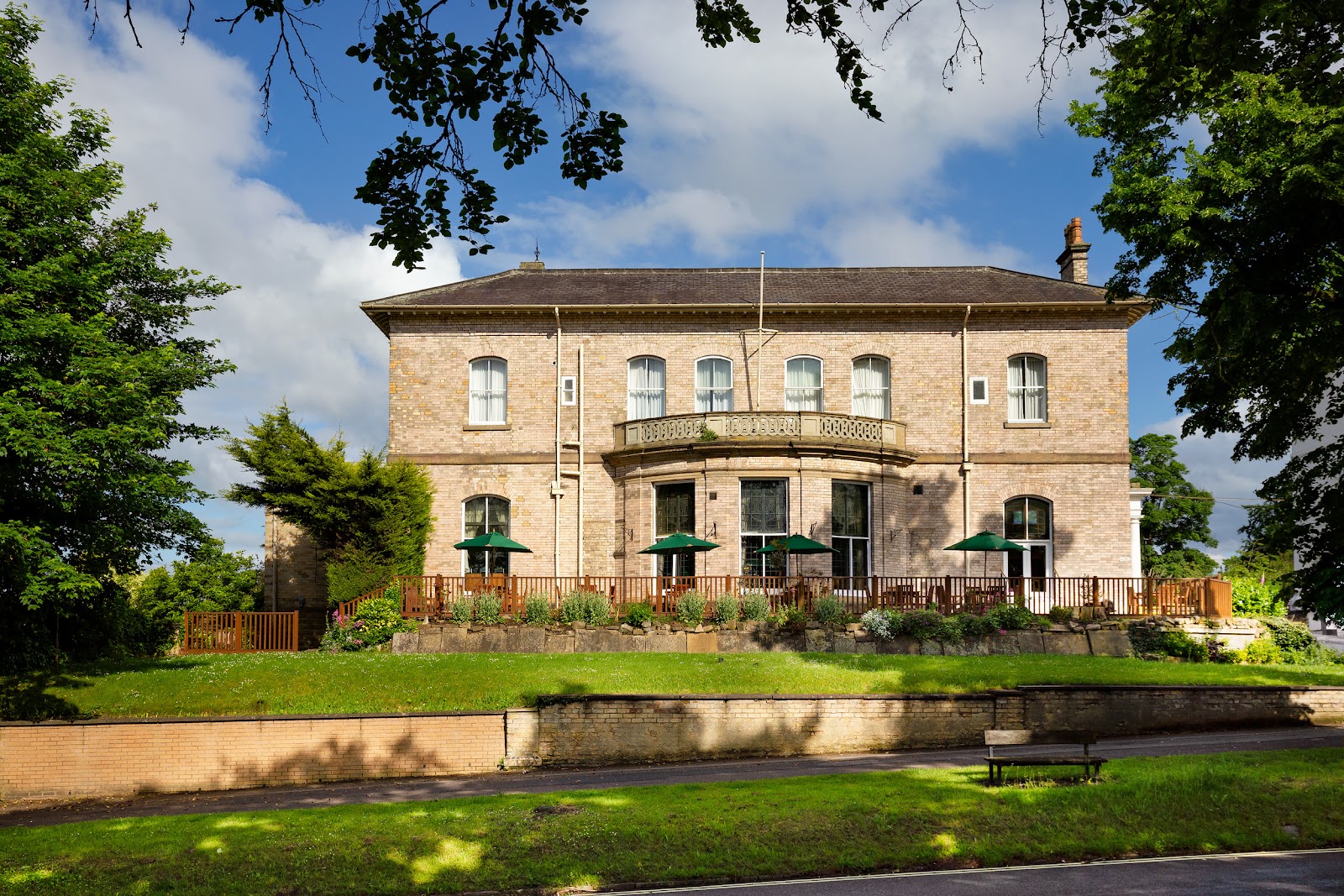 Elmbank Hotel and Lodge
