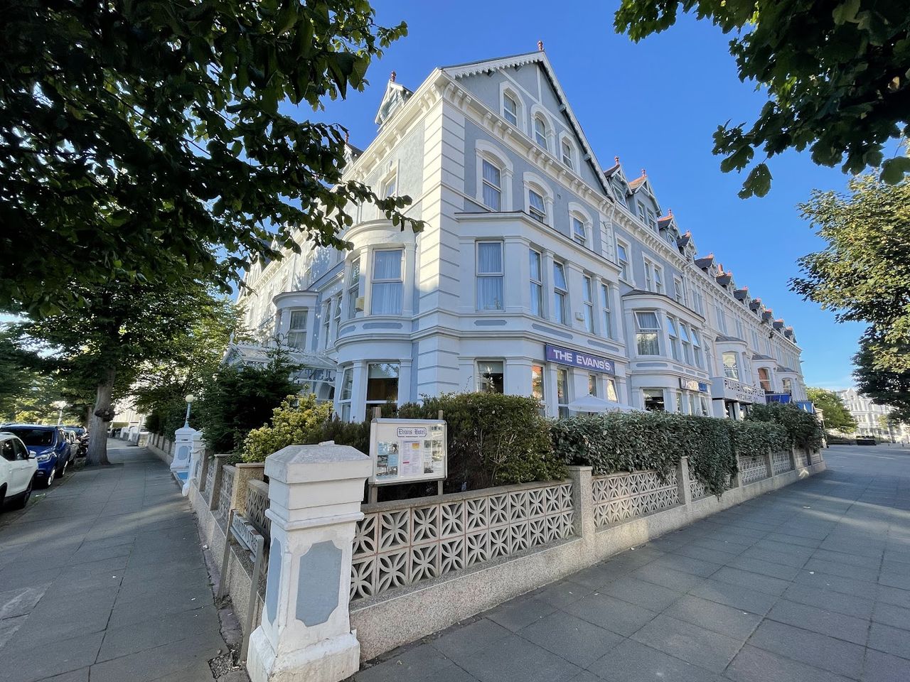 Evans Hotel