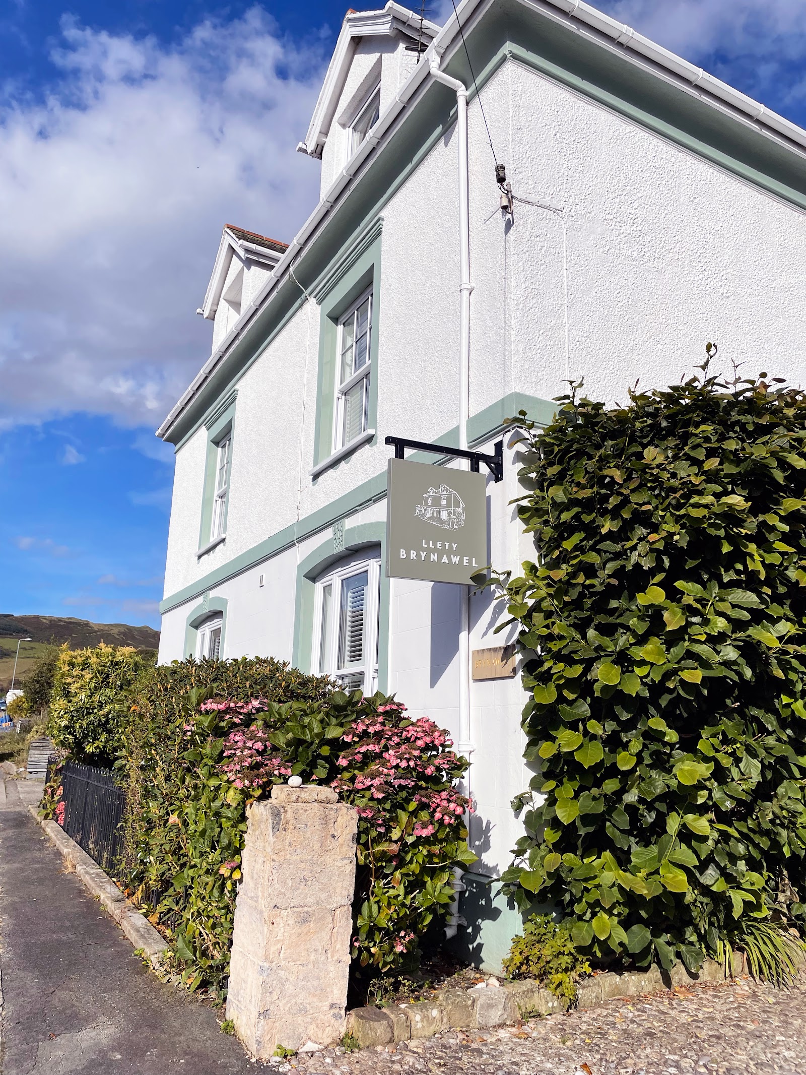 Llety Brynawel Guest House