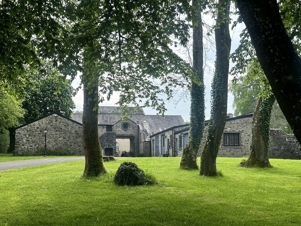 Llwynhelig Manor