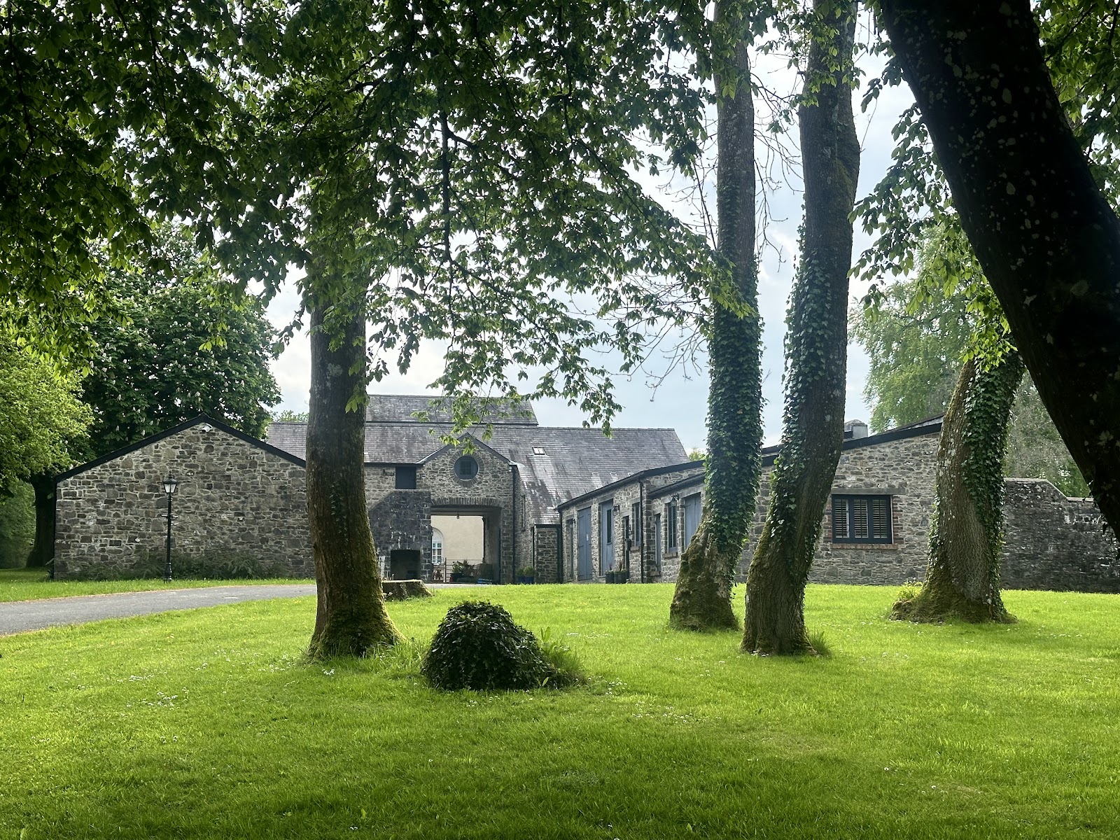 Llwynhelig Manor