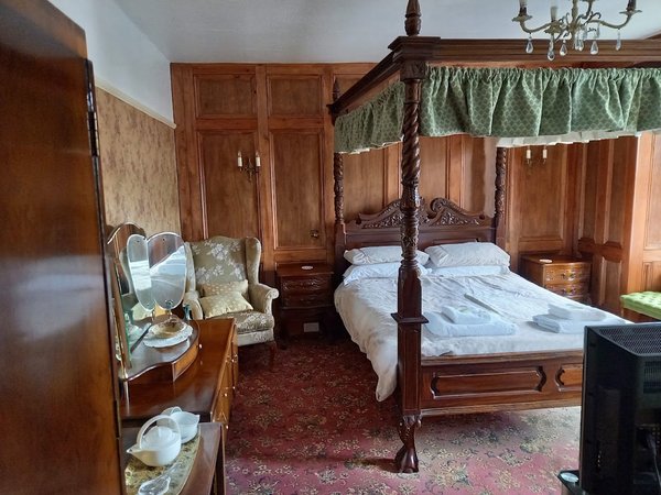 Neuadd Arms Hotel