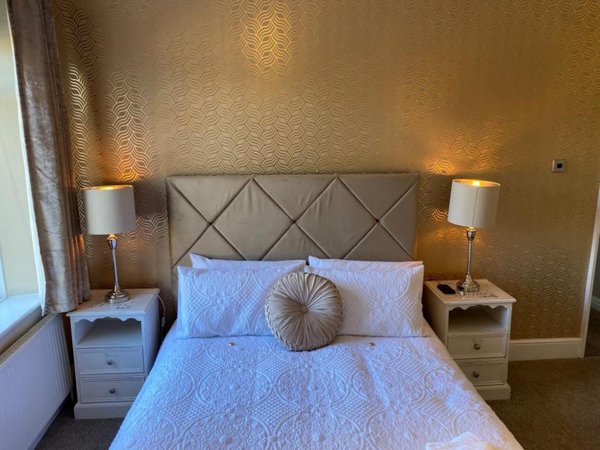 New Beehive Inn - Guest House