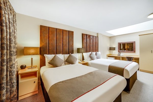 OYO Brentwood Hotel