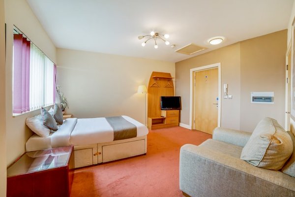 OYO Chase Suites