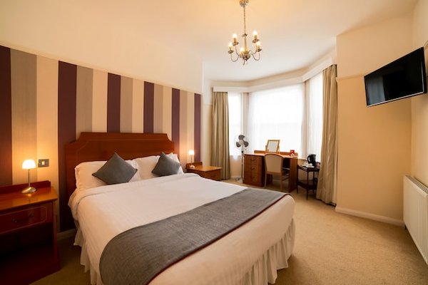 OYO Eagle House Hotel