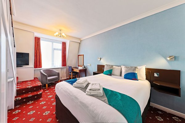 OYO Stade Court Hotel