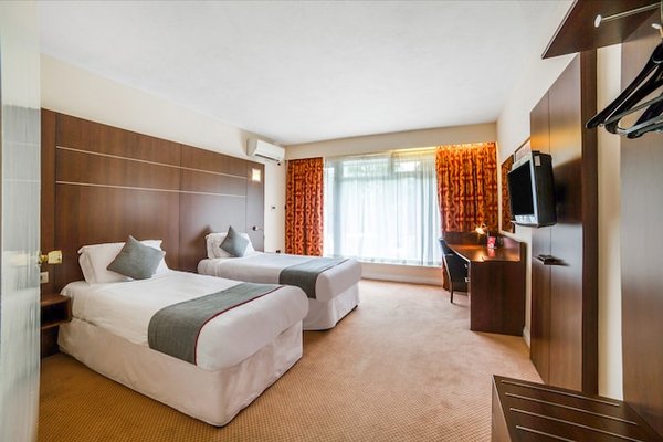 OYO The Bridge House Hotel