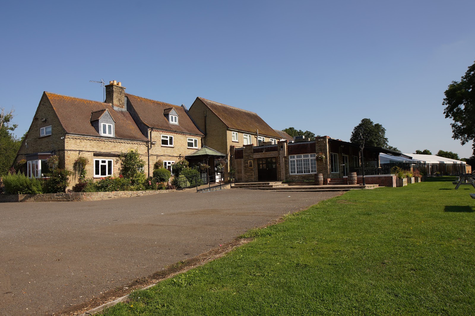 Pike and Eel Hotel and Marina