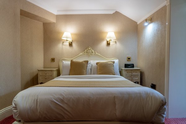 Rogerthorpe Manor Hotel