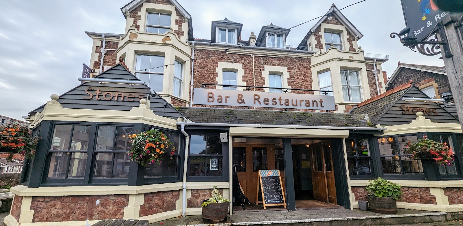 Stones Hotel Bar and Restaurant