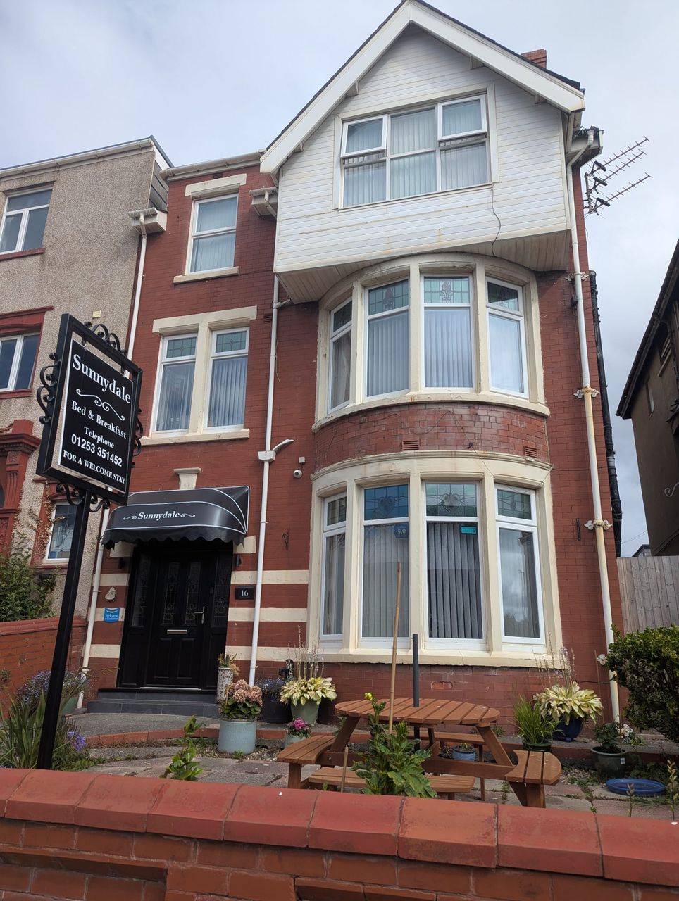 Sunnydale Hotel - Guest House