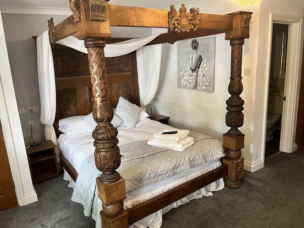 The Crooked Inn - Inn
