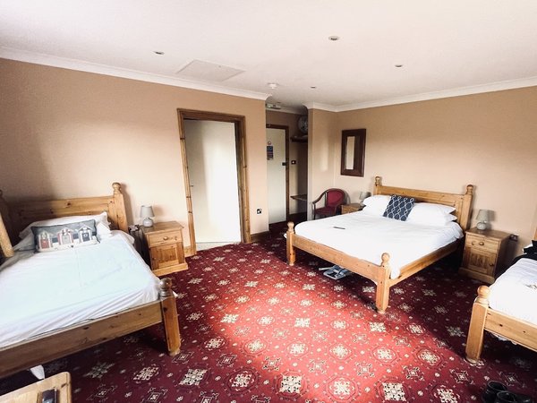 The Hunters Lodge Inn