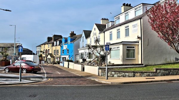 The Hut Wales - A Sea Front Inn