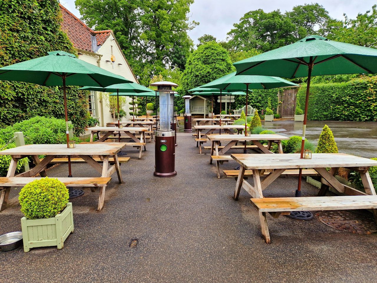 The Pipe and Glass Inn