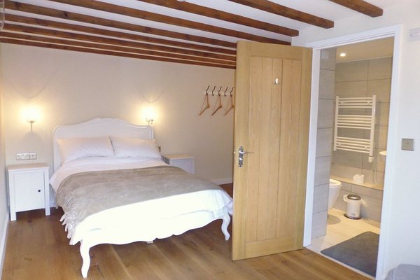 The Queen Matilda Country Inn and Rooms
