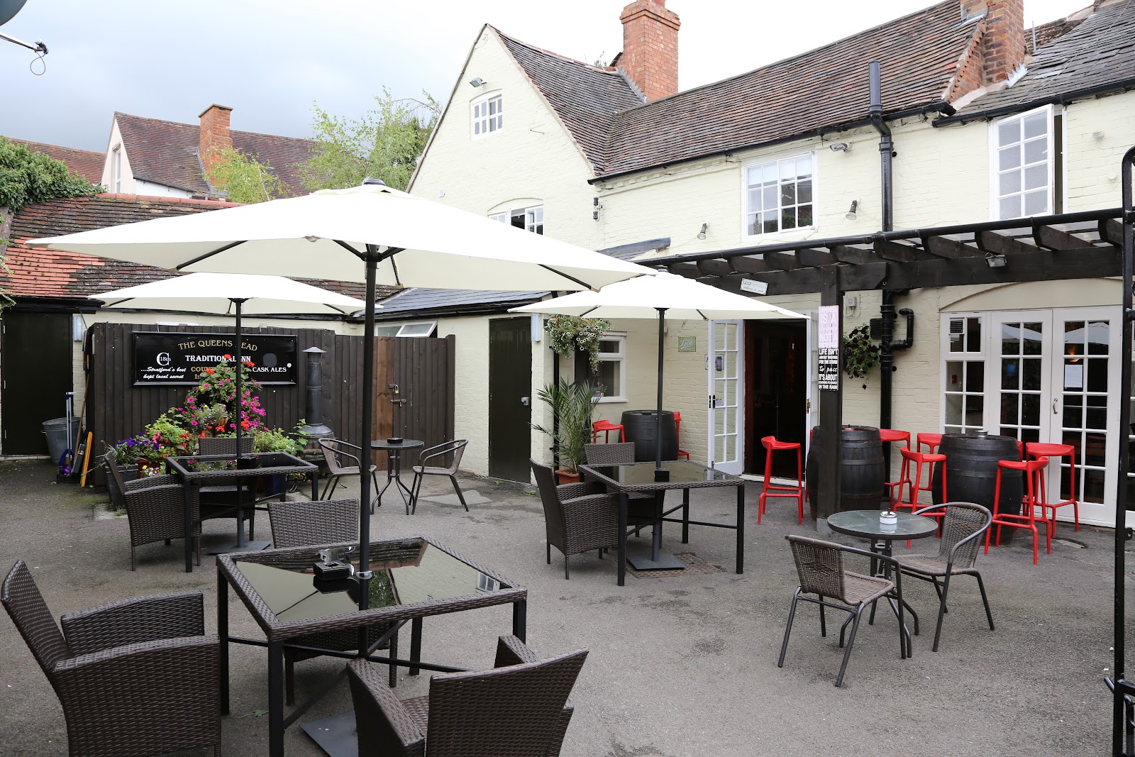 The Queens Head Pub and Hotel