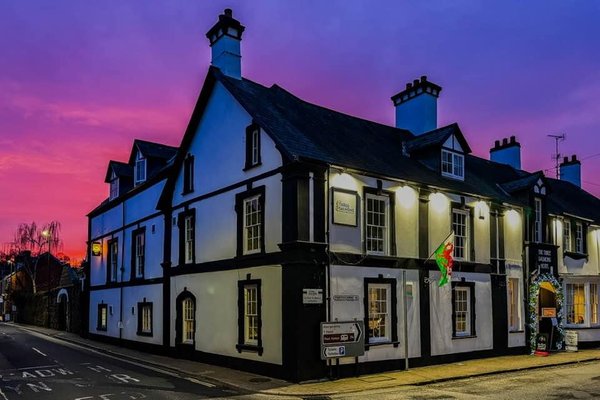 Three Salmons Hotel