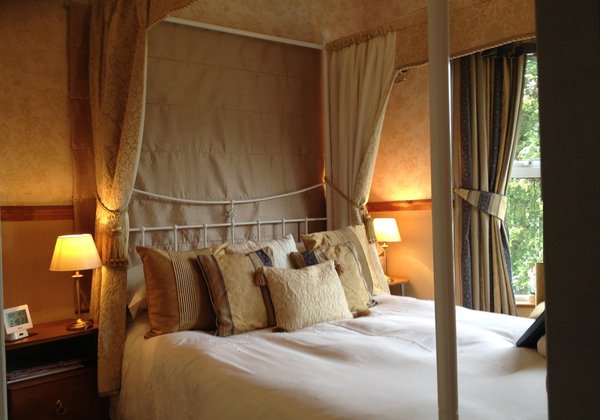 Twin Oaks Guest House