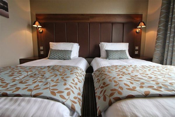 Twin Oaks Hotel
