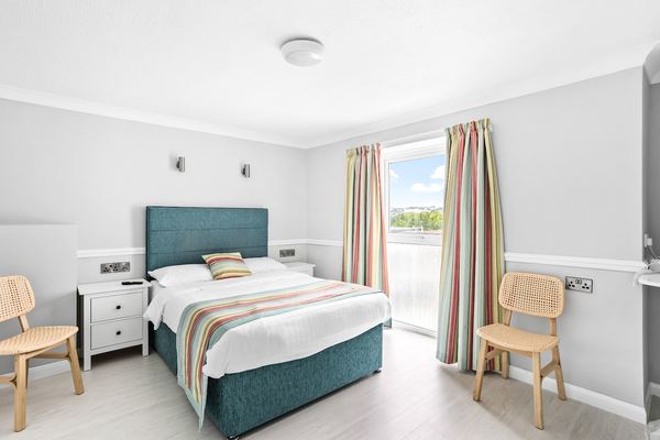 Waters Edge Hotel