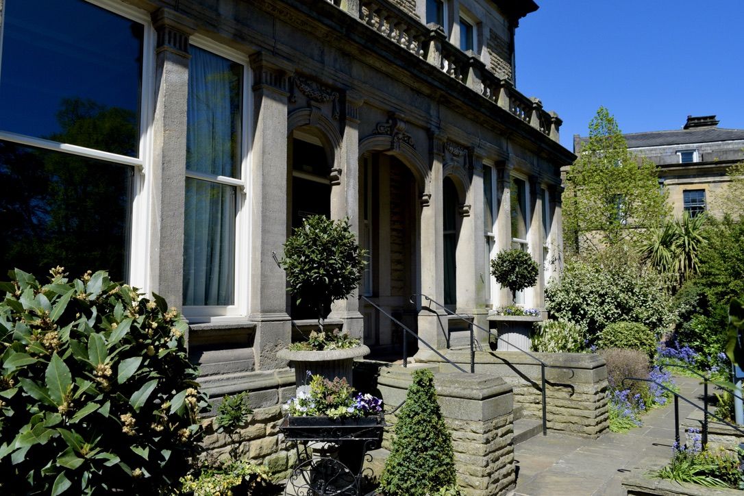 White Hart Hotel & Apartments