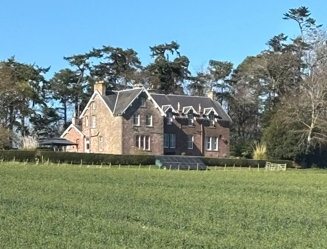 Whitehouse Country House
