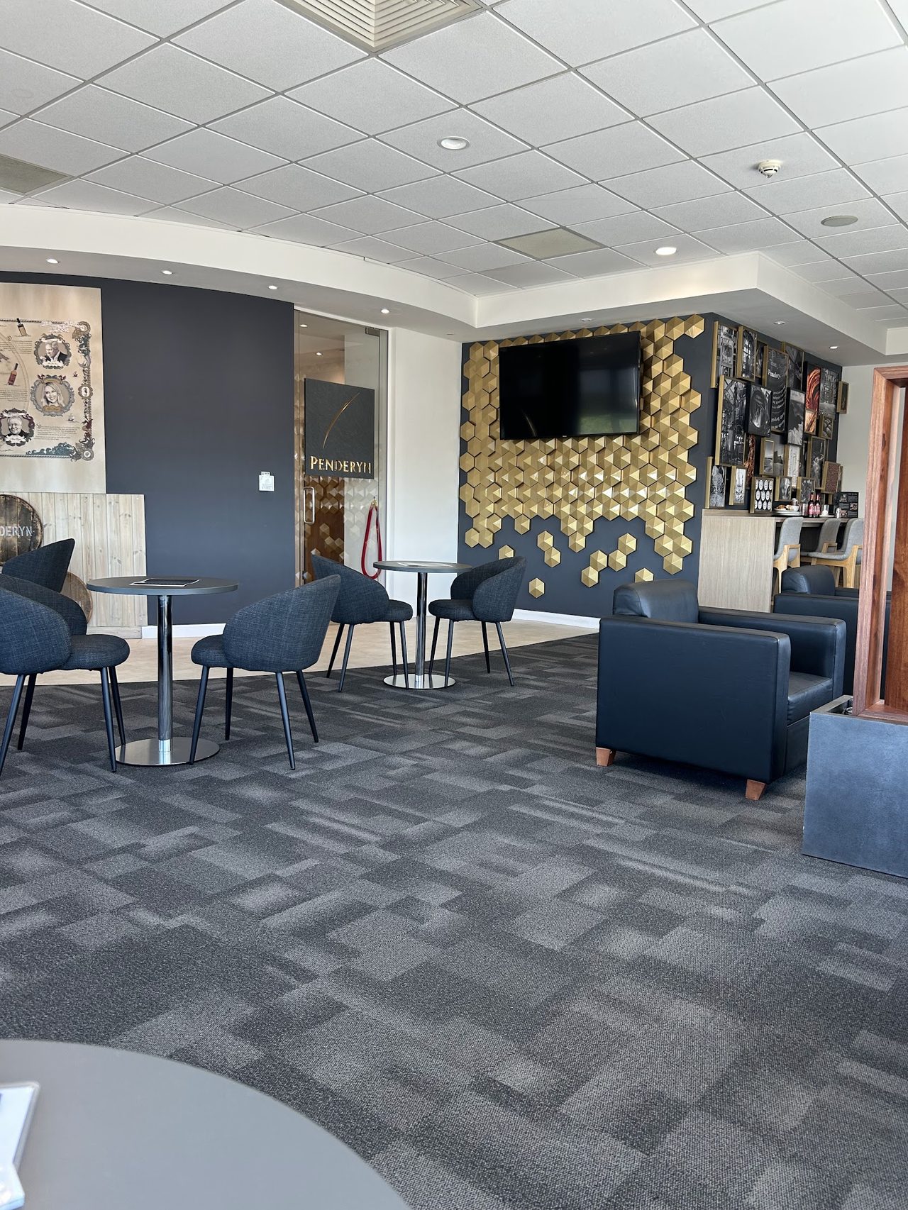 51 Degrees Executive Lounge