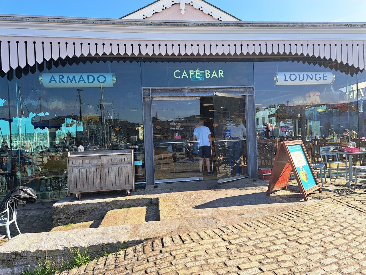 Armado Lounge