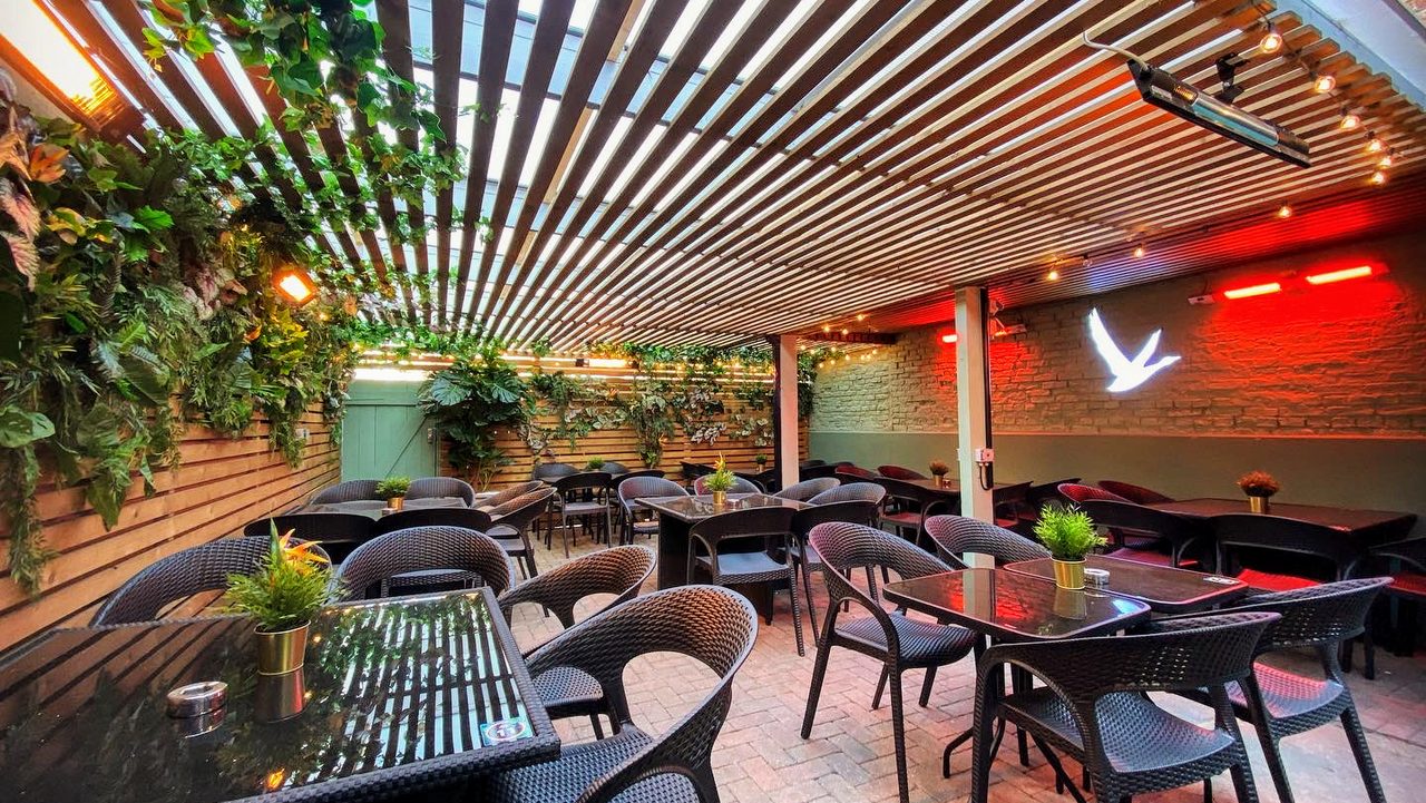 Bar 82