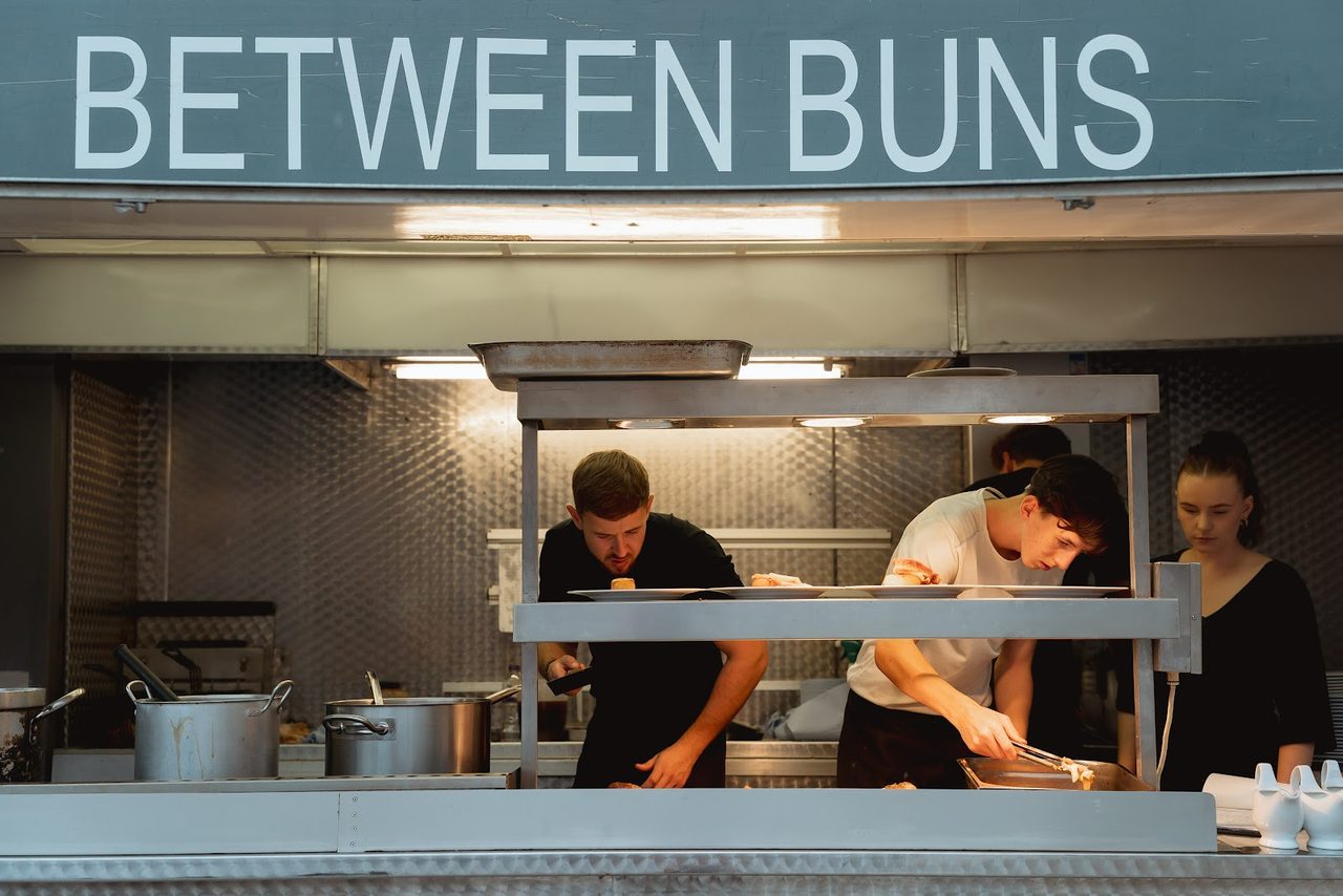 Between Buns Bar and Restaurant