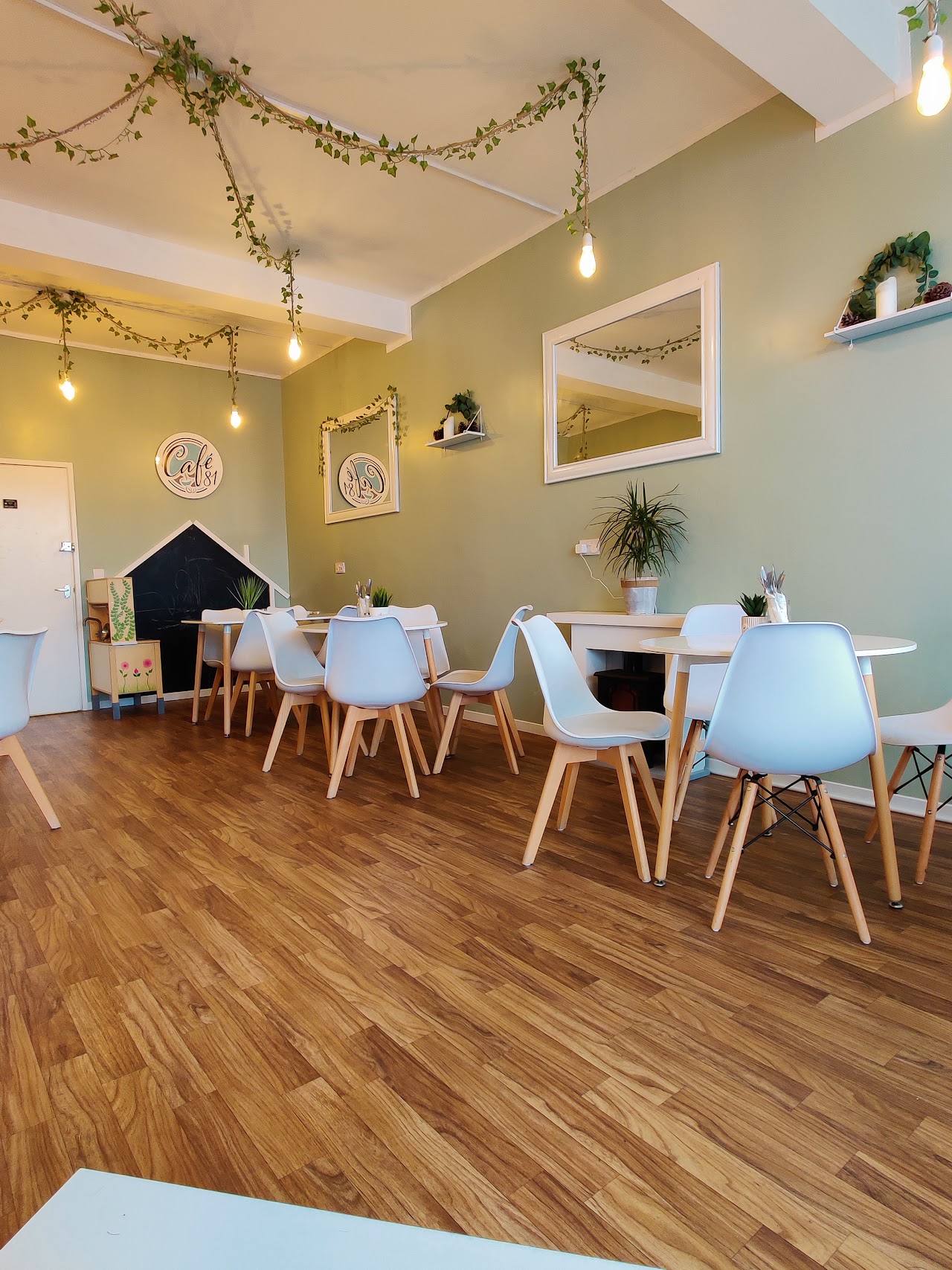 Cafe 81 Lounge Whitnash
