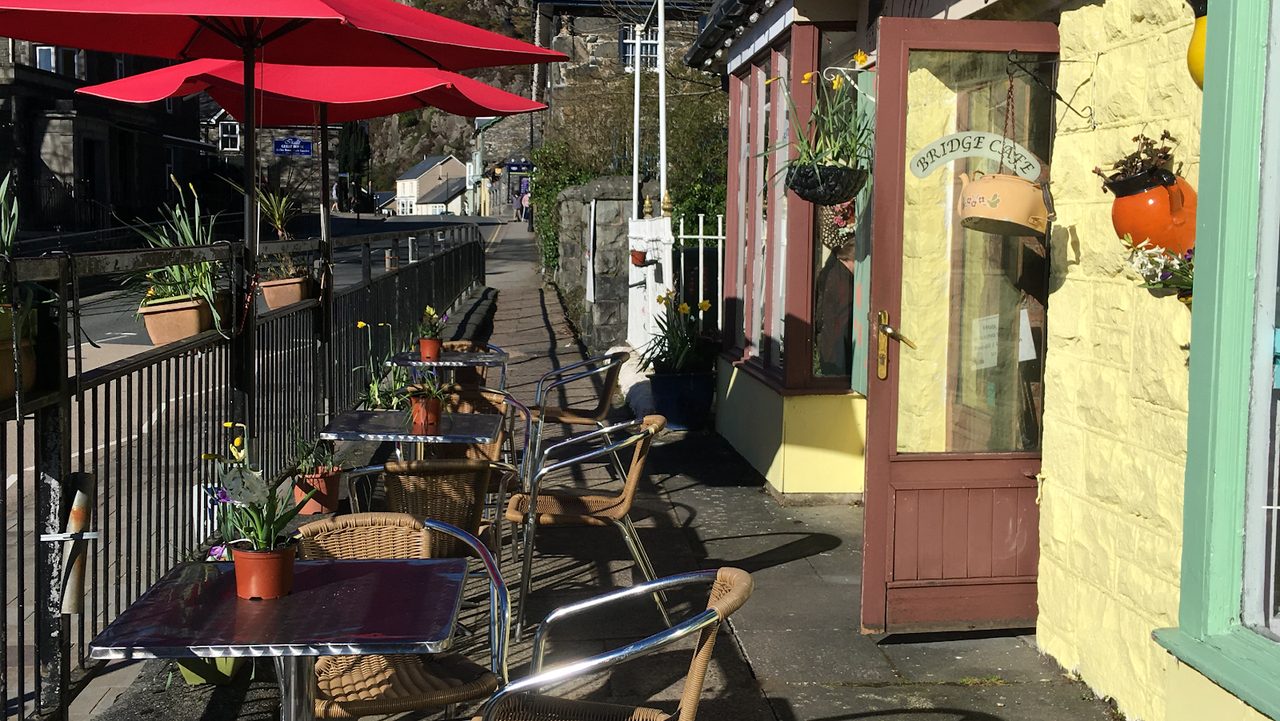Caffi Bont / The Bridge Cafe